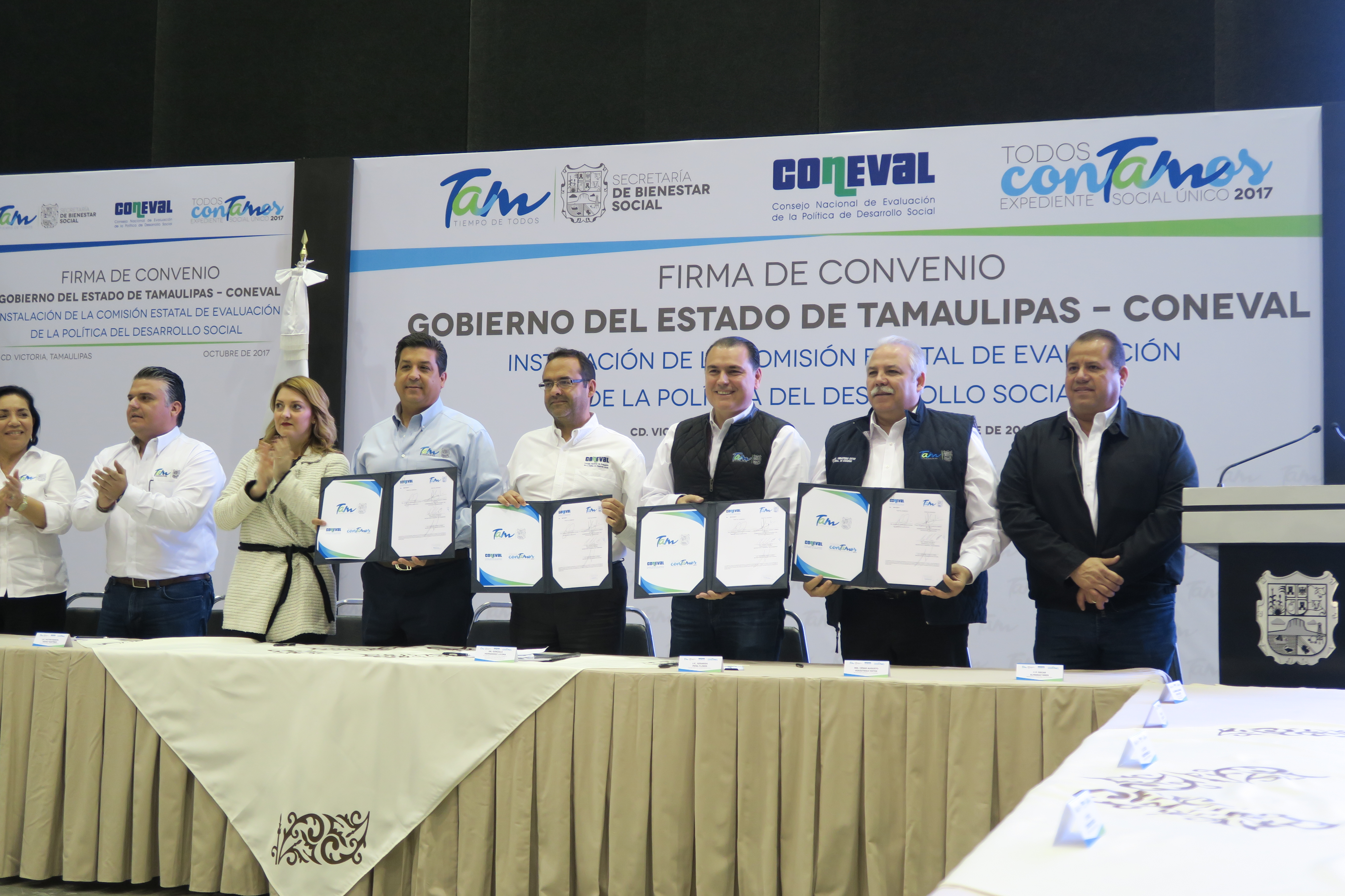 Funcionarios de gobierno presentando el convenio de coordinación entre el CONEVAL y el Gobierno de Tamaulipas.