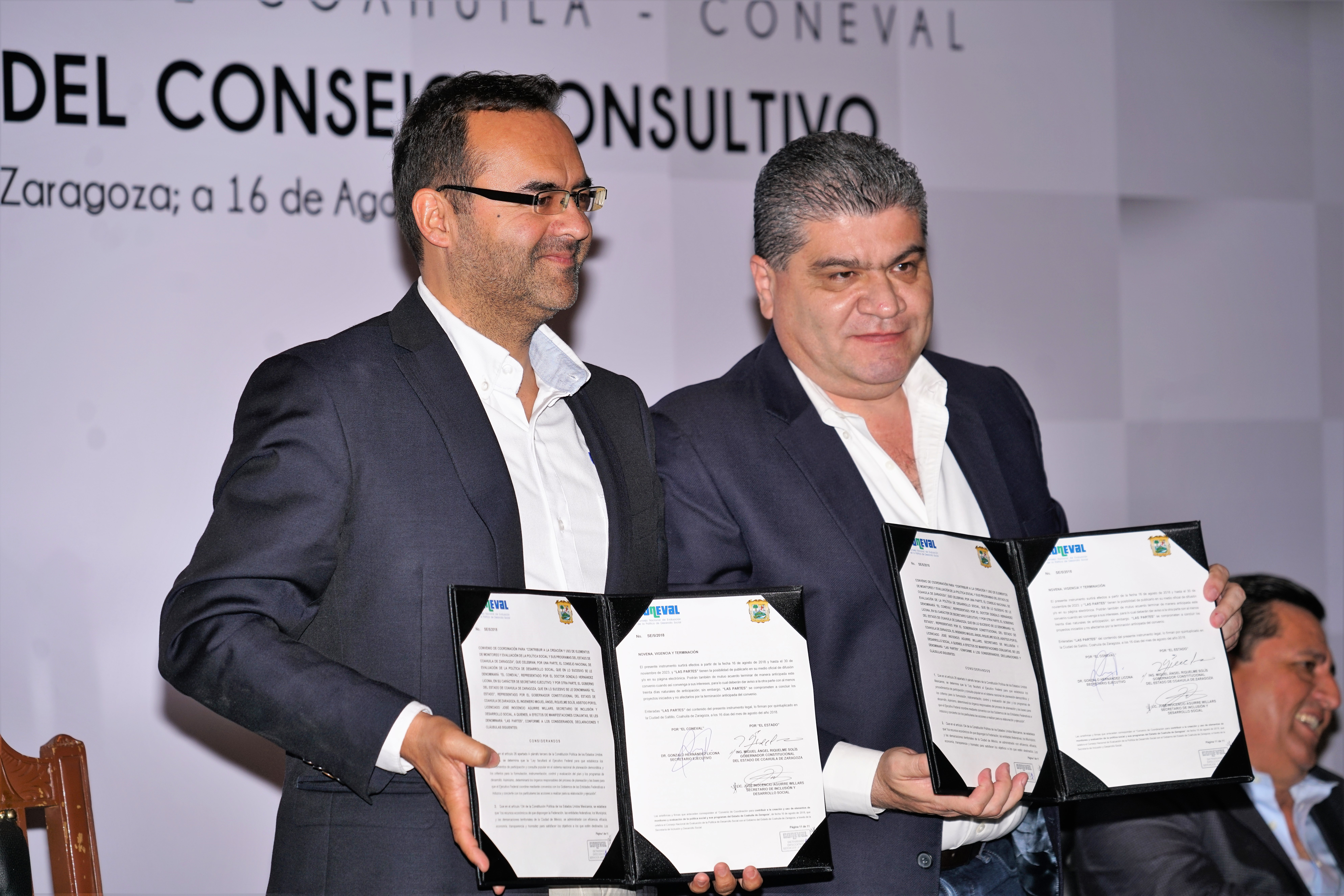 (Izquierda) Dr. Gonzalo Hernández Licona, secretario Ejecutivo del CONEVAL y (derecha) Miguel Riquelme Solís, gobernador de Coahuila mostrando el documento de firma de convenio.