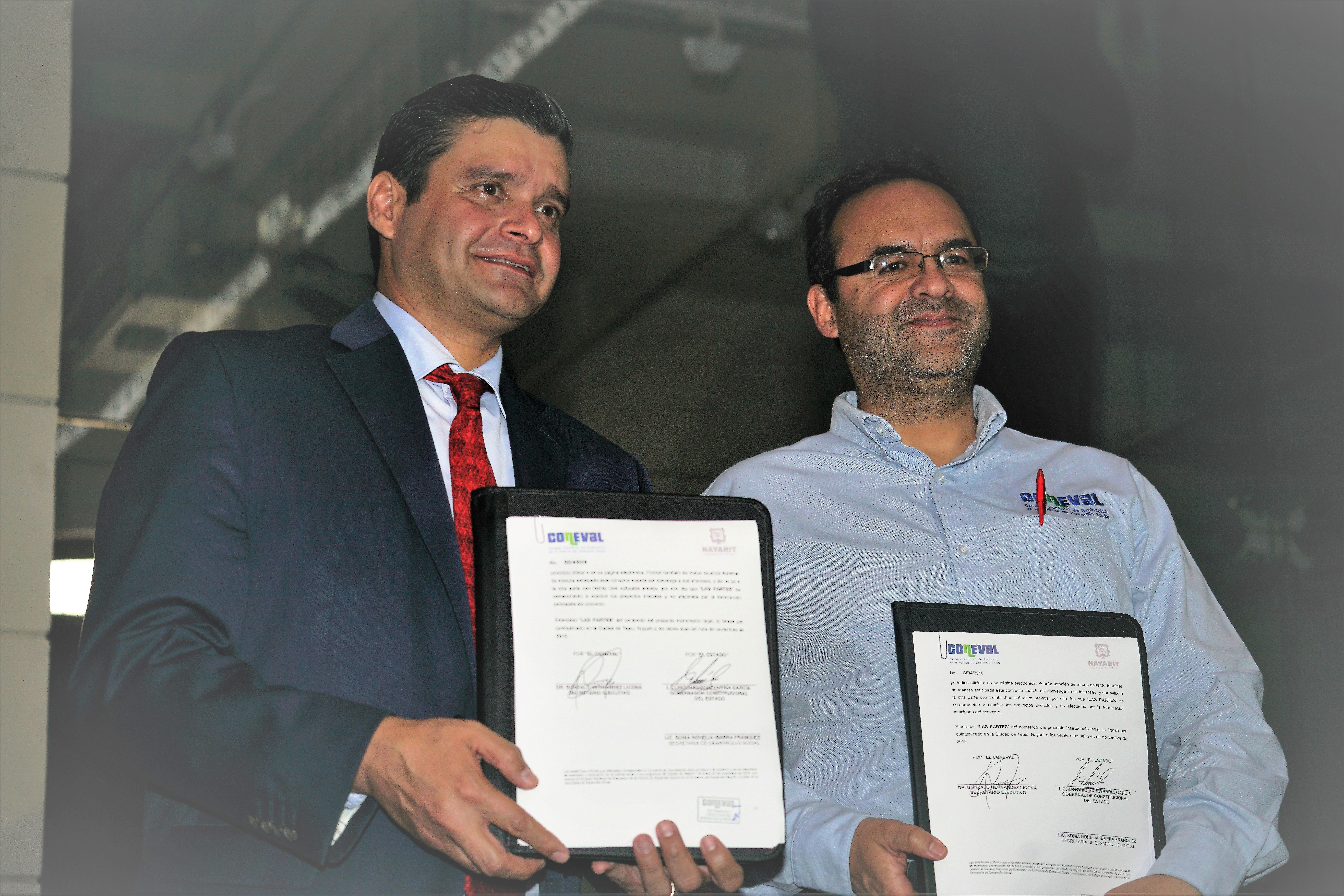 (Izquierda) Antonio Echevarría García, gobernador de Nayarit y (derecha) Dr. Gonzalo Hernández Licona, secretario Ejecutivo del CONEVAL, durante la firma de convenio de coordinación entre el CONEVAL y el gobierno de Nayarit.