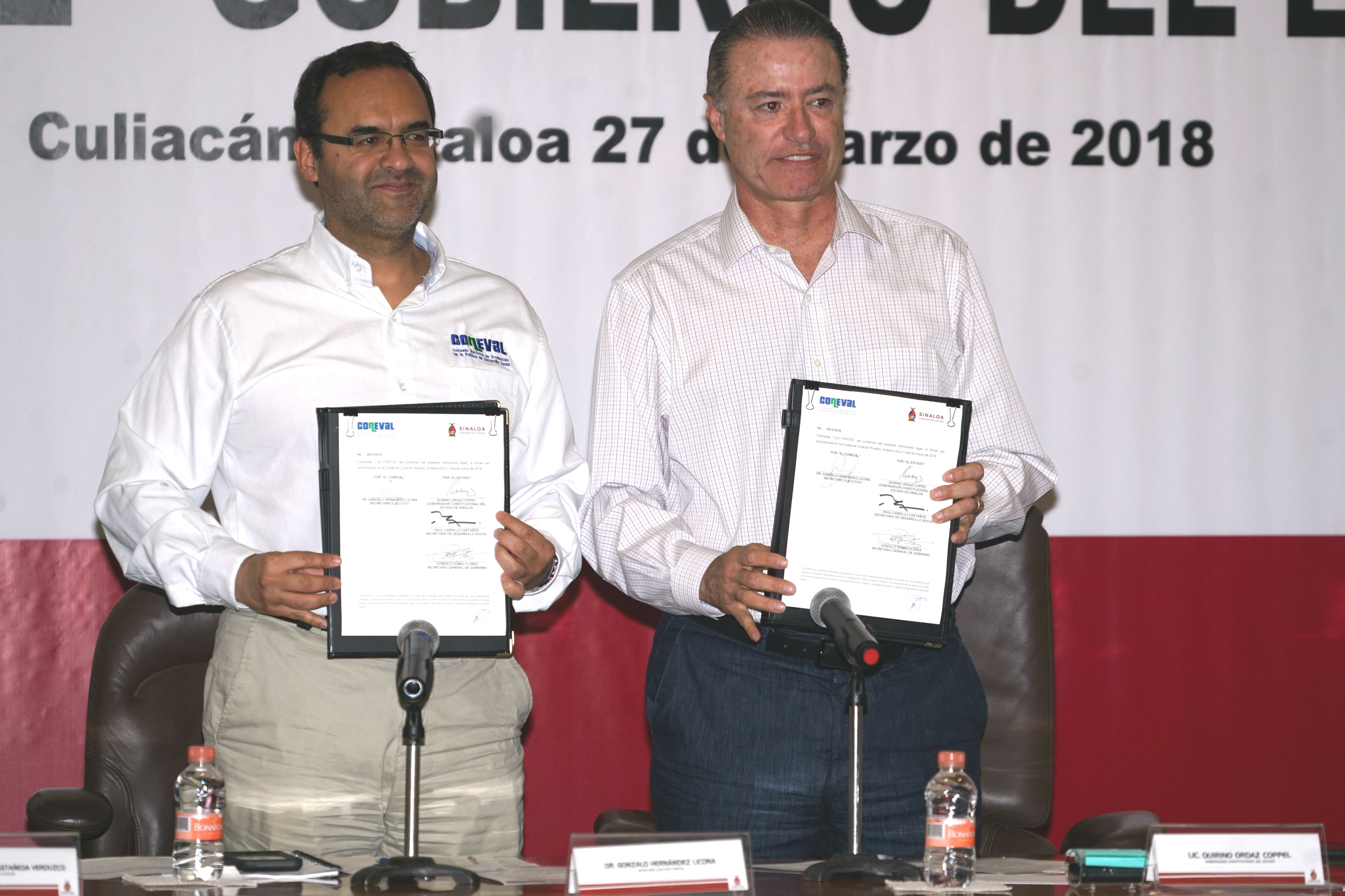 (Izquierda) Dr. Gonzalo Hernández Licona, secretario Ejecutivo del CONEVAL y (derecha) Quirino Ordaz Coppel, gobernador de Sinaloa, durante la firma de convenio de coordinación entre el CONEVAL y el gobierno de Sinaloa.